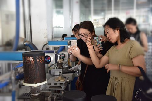 江苏文创设计师培训班赴高淳陶瓷,晶彩玻璃等文化科技企业参观学习